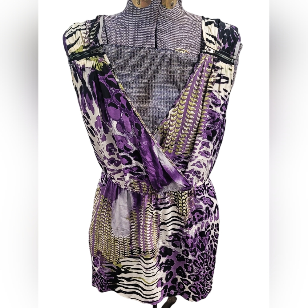 Charlie Jade | V Neck Printed Blouse /w Zipper Details | Size: L